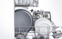 Jak myć luksusowe naczynia - ręcznie, czy w zmywarce? Oto jest pytanie!