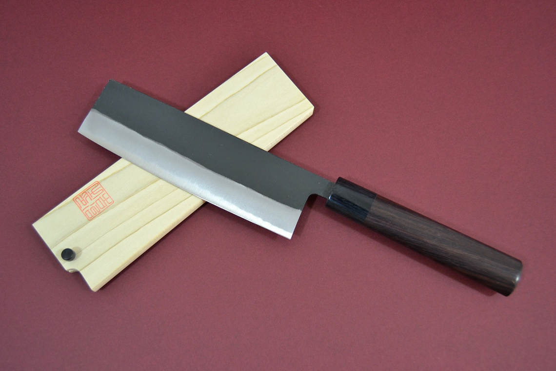 Nóż Nakiri to genialne urządzenie do siekania i szatkowania warzyw.