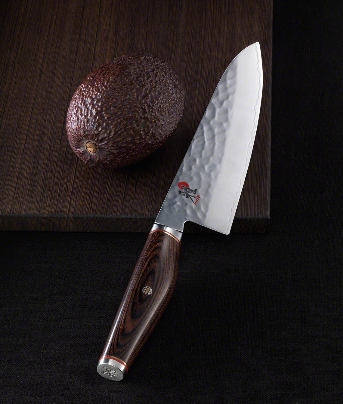 Egzotyczne drewno cocobola tworzy piękne rękojeści noży Miyabi