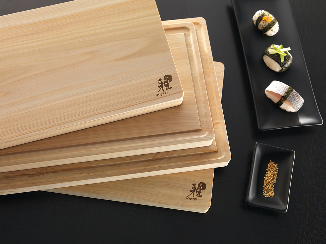 Deski z drewna doskonale sprawdzają się, gdy wybieramy japońskie noże