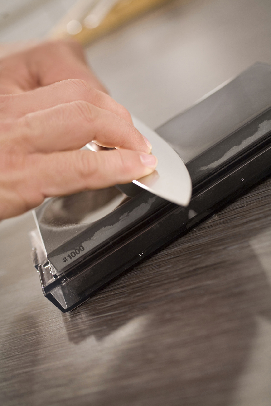 Japońskie noże ostrzy się tylko i wyłącznie na kamieniach ceramicznych lub syntetycznych