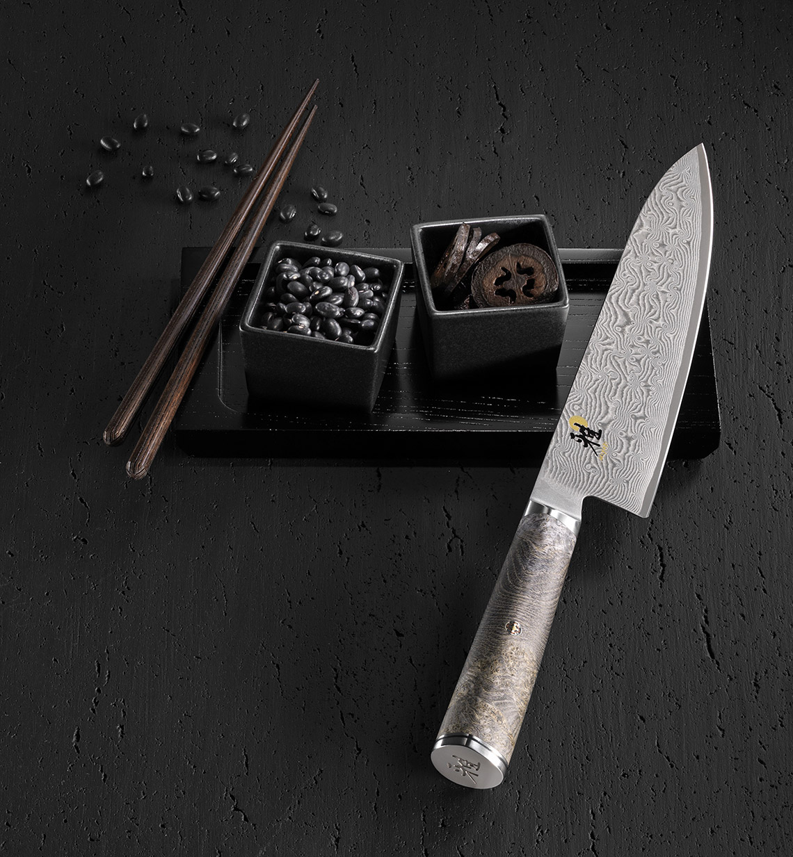 Wielowarstwowe, kute z pietyzmem noże japońskie warto ostrzyć na markowych kamieniach