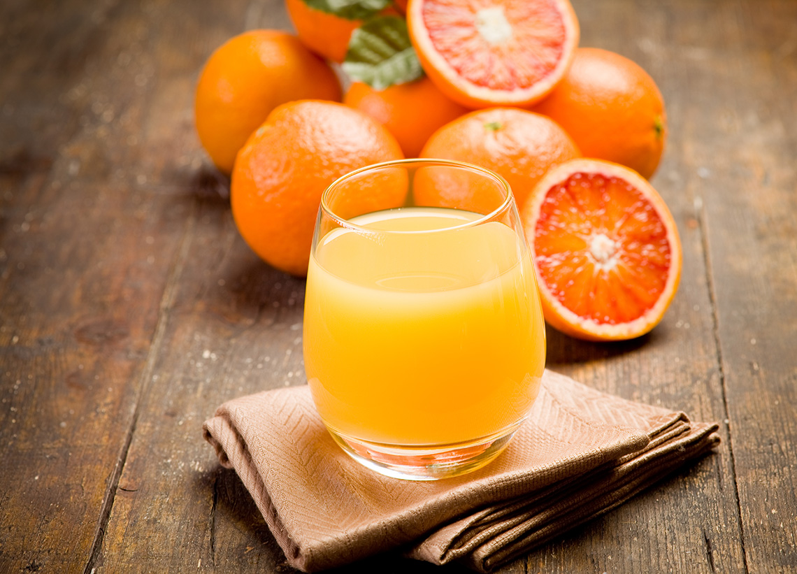 Świeży sok pomarańczowy ma w sobie mnóstwo witamin i składników odżywczych